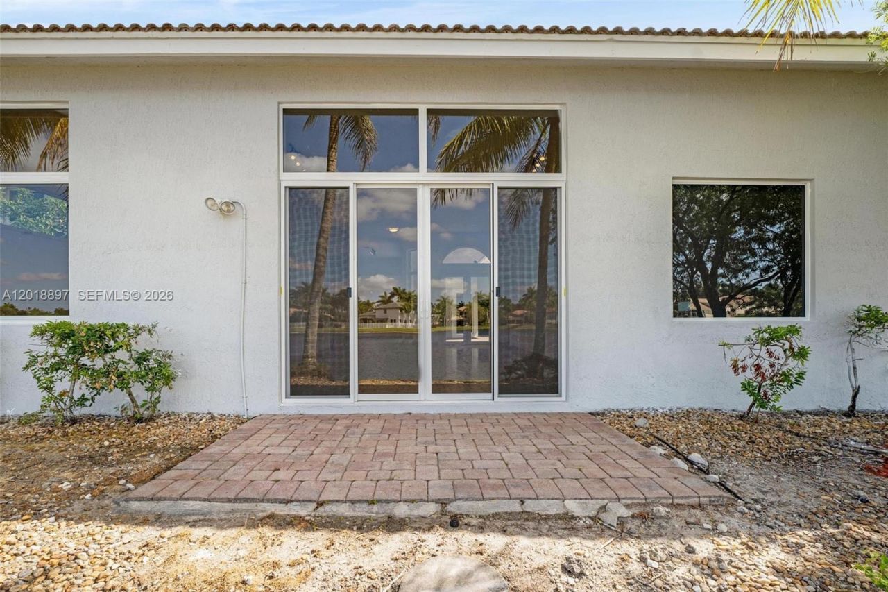 1666 Victoria Pointe Cir, Weston, FL 33327 Photo
