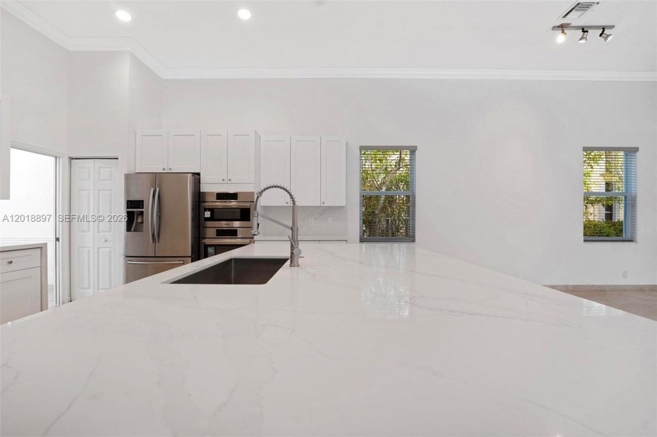 1666 Victoria Pointe Cir, Weston, FL 33327 Photo