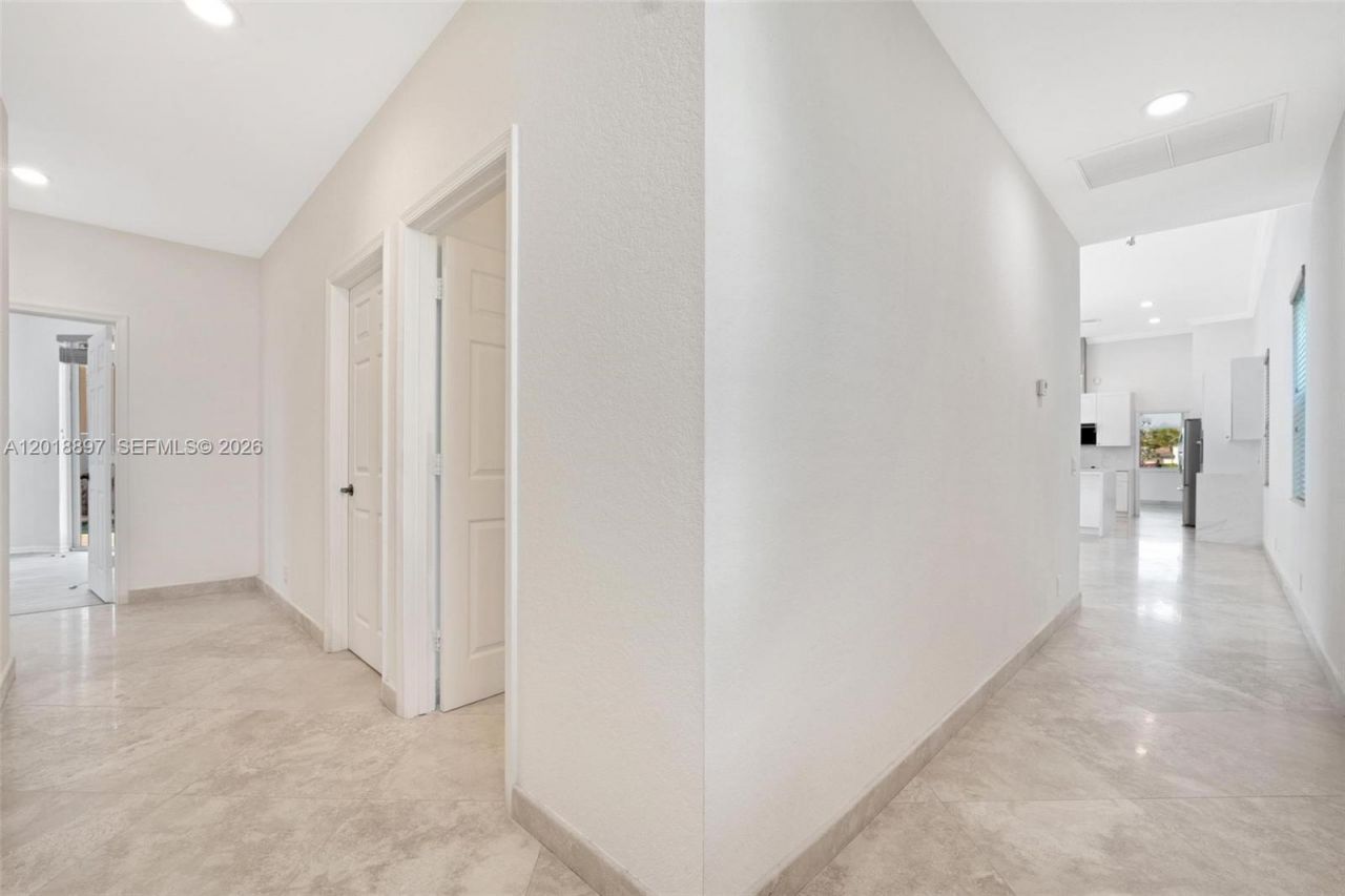 1666 Victoria Pointe Cir, Weston, FL 33327 Photo