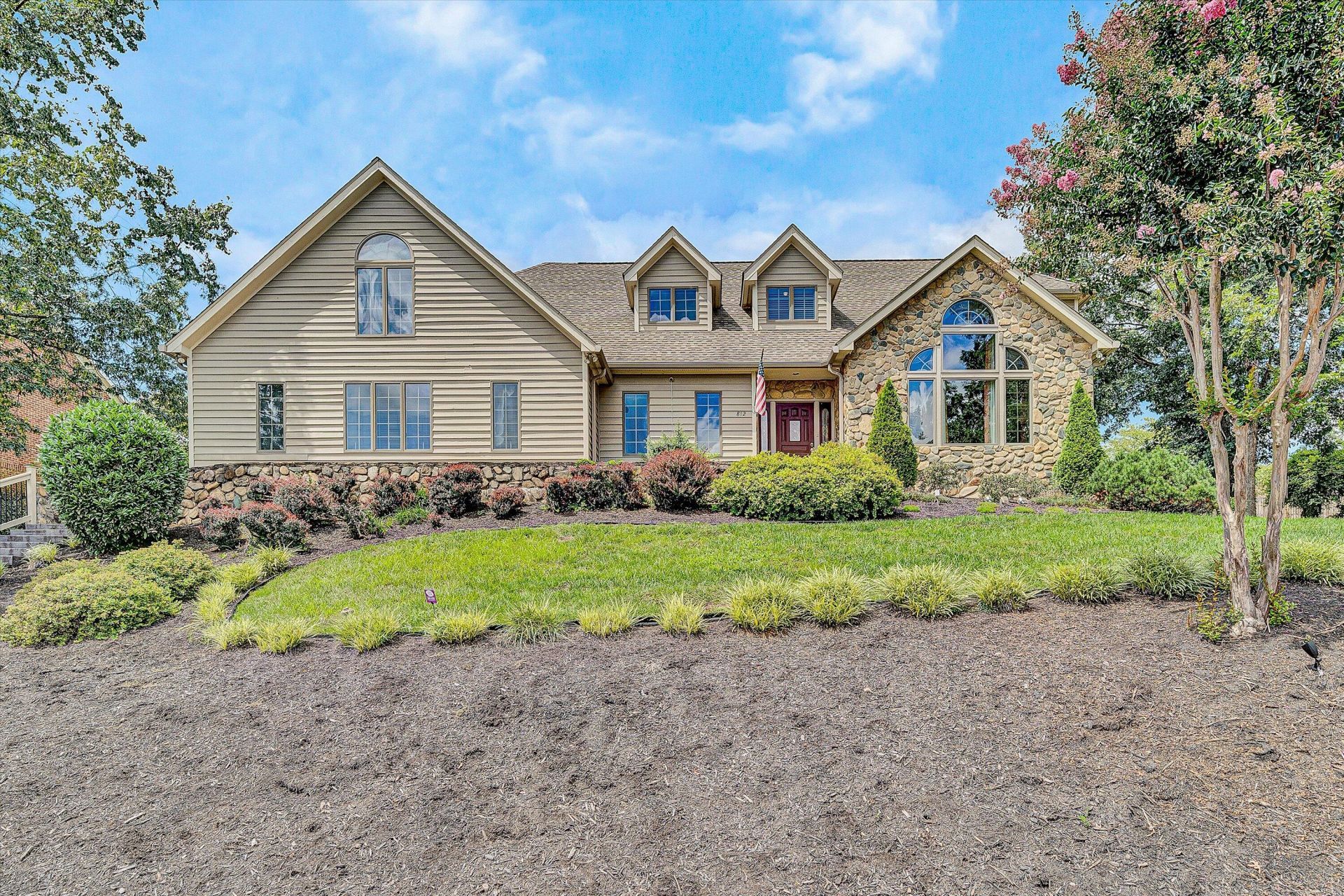 812 Scott Cir, Salem, VA 24153 Main Photo