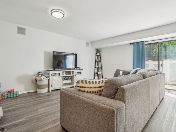 165 Essex Ave, Unit 110, Metuchen, NJ 08840