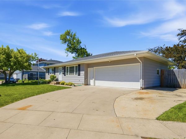 130 29th St Court , Marion, IA 52302
