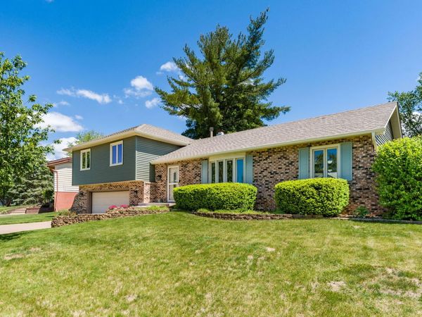 1640 Queens Drive , Bettendorf, IA 52722