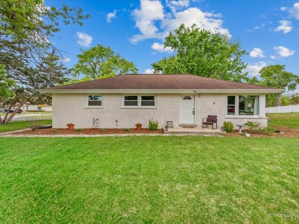 902 W Stonemill Avenue , Addison, IL 60101