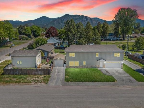 915 W Main St, Chewelah, WA 99109