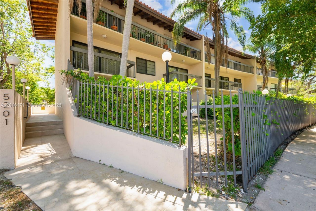 5201 Orduna Dr , Unit 10, Coral Gables, FL 33146 Photo