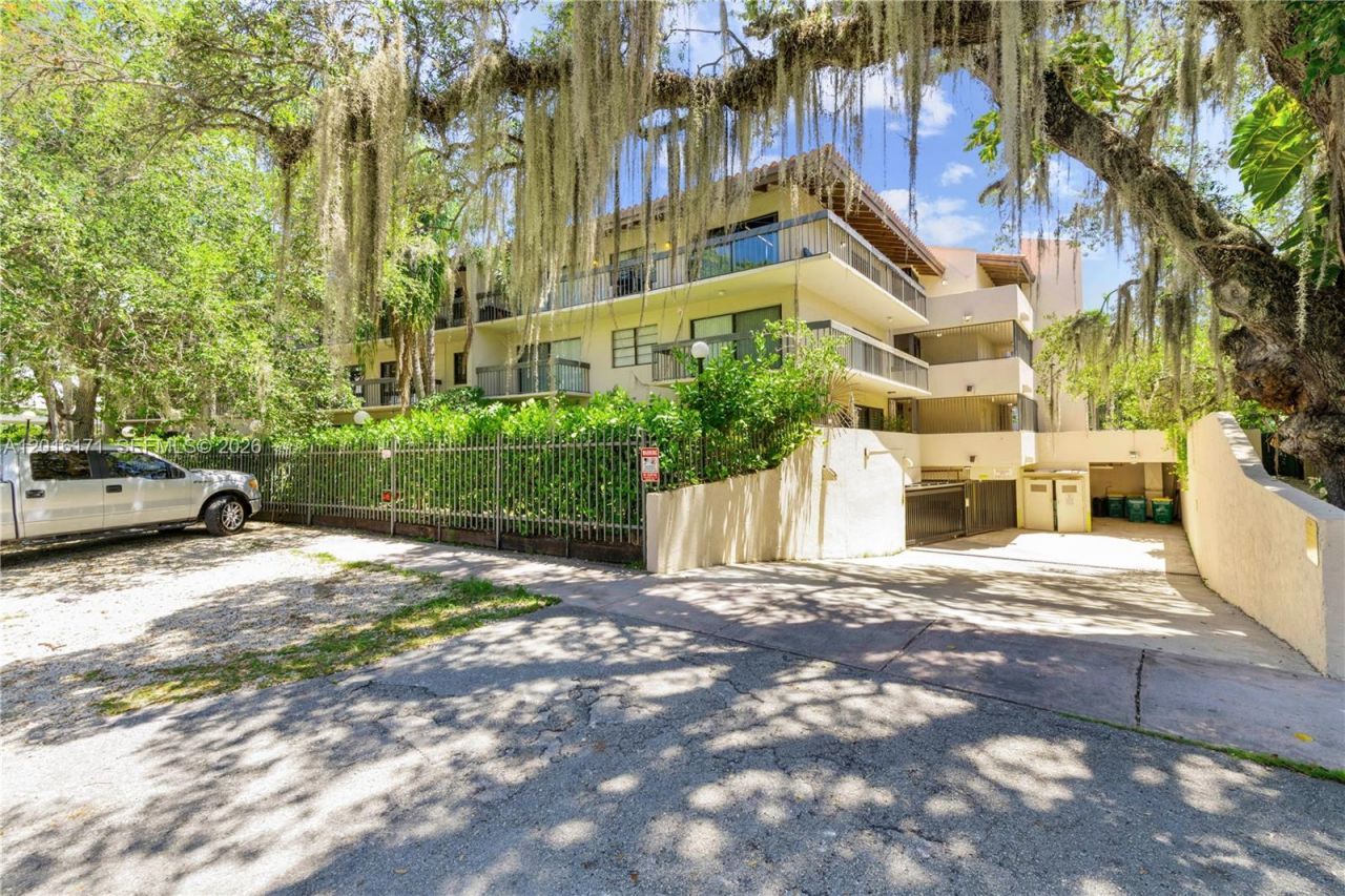 5201 Orduna Dr , Unit 10, Coral Gables, FL 33146 Photo