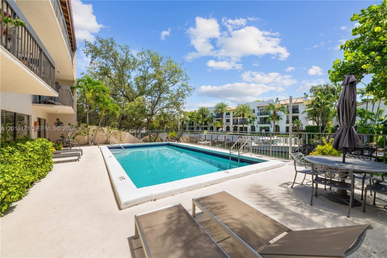 5201 Orduna Dr , Unit 10, Coral Gables, FL 33146 Photo