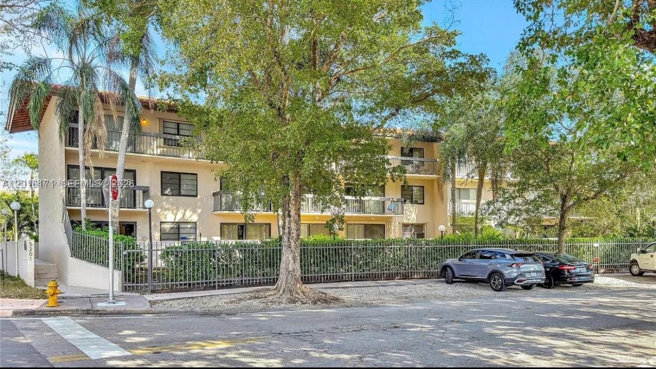 5201 Orduna Dr , Unit 10, Coral Gables, FL 33146 Photo