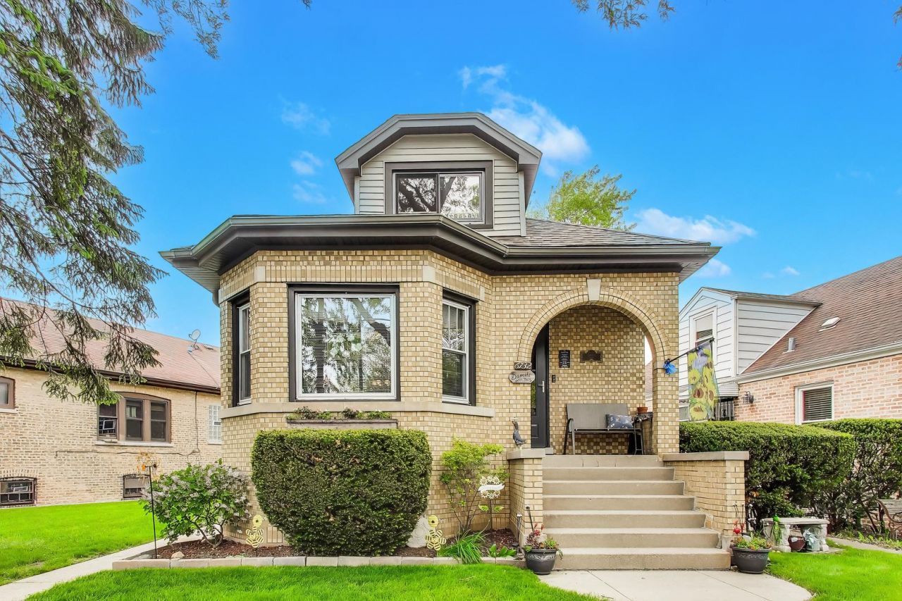 6732 W Rascher Avenue , Chicago, IL 60656 Main Photo
