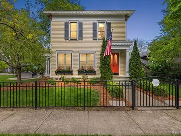7 Buffalo Street, Clarkston, MI 48346