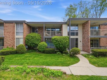 4041 W Maple Road, Bloomfield Hills, MI 48301