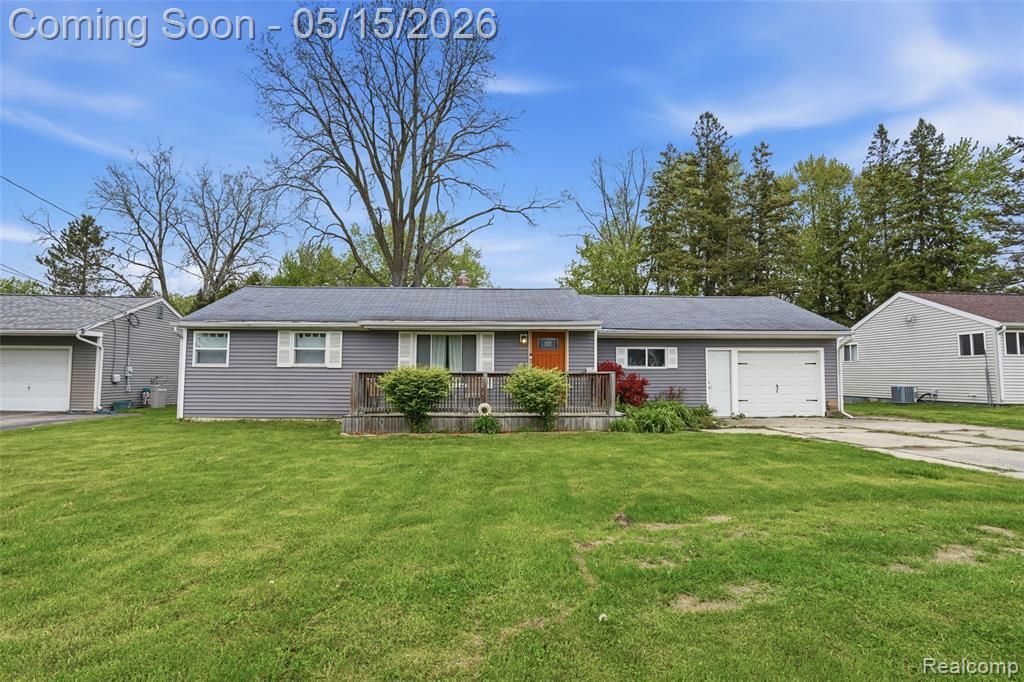 6141 Sandy Lane N, Burton, MI 48519 Main Photo