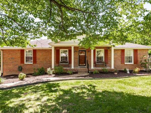 131 Honeysuckle Dr, Hendersonville, TN 37075