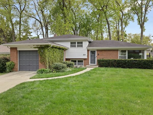 221 W Sheridan Place , Lake Bluff, IL 60044
