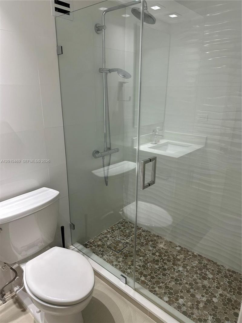 6039 Collins Ave, Unit 1221, Miami Beach, FL 33140 Photo