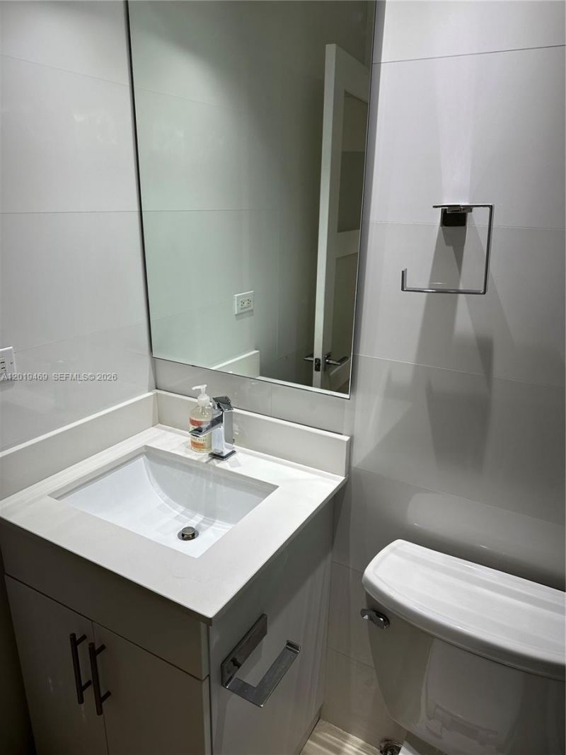 6039 Collins Ave, Unit 1221, Miami Beach, FL 33140 Photo