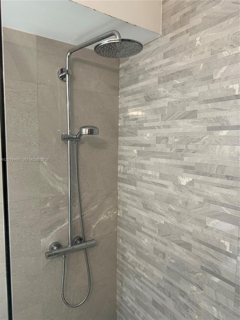 6039 Collins Ave, Unit 1221, Miami Beach, FL 33140 Photo
