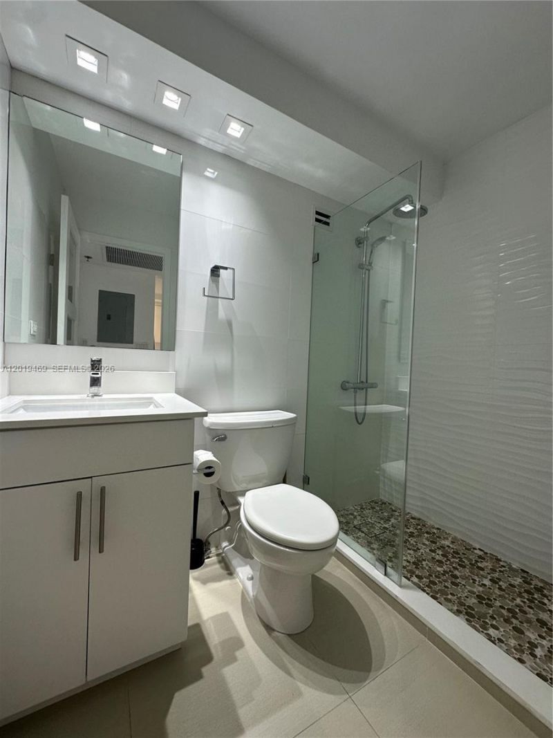 6039 Collins Ave, Unit 1221, Miami Beach, FL 33140 Photo