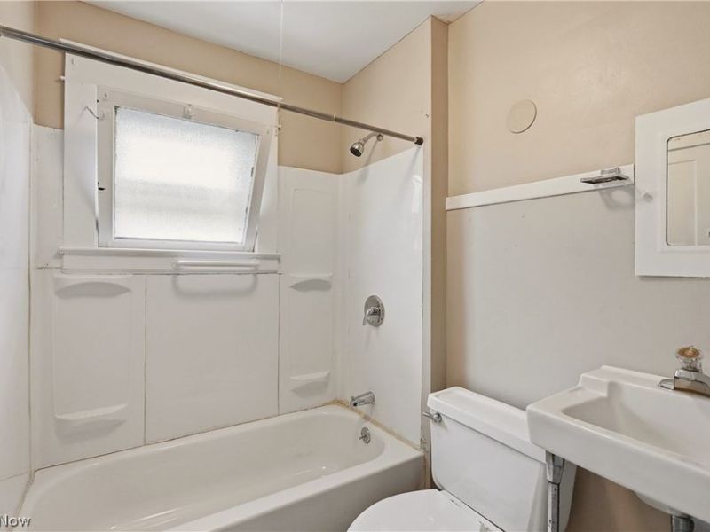 515 E 143rd Street, Unit Upstairs, Cleveland, OH 44110 Photo 6