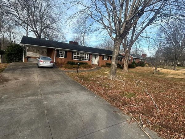 626 Willowbrook Lane , Winston Salem, NC 27104