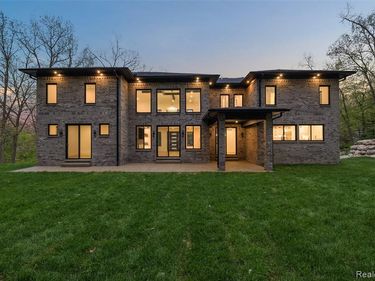 6675 College Park Drive, Springfield Twp, MI 48346