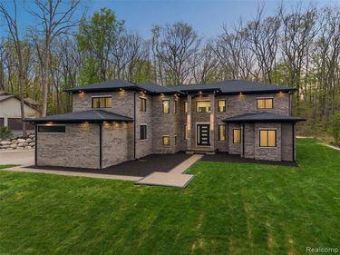 6675 College Park Drive, Springfield Twp, MI 48346