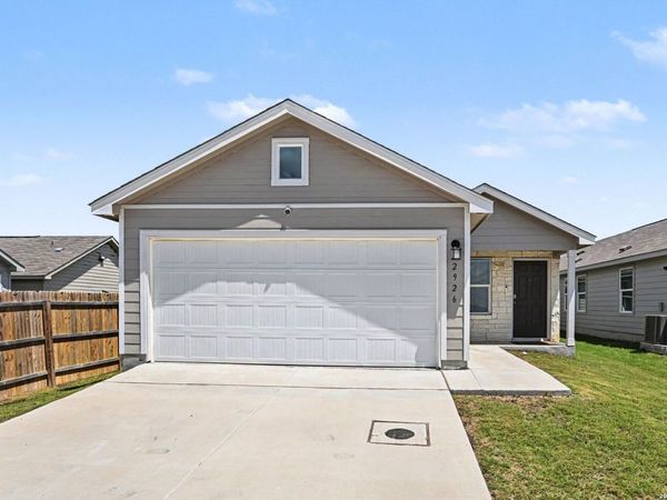 2926 Charpak Dr, Converse, TX 78109