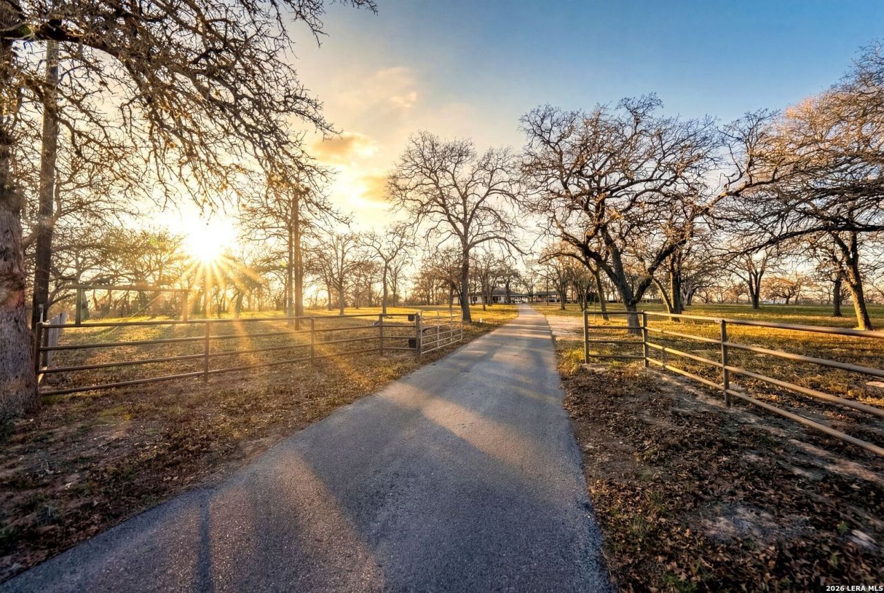 188 Oak Hill Rd, La Vernia, TX 78121 Main Photo