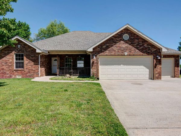 1740 S Village Lane , Bolivar, MO 65613