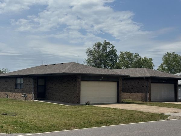 931-933 N Main Avenue, Republic, MO 65738