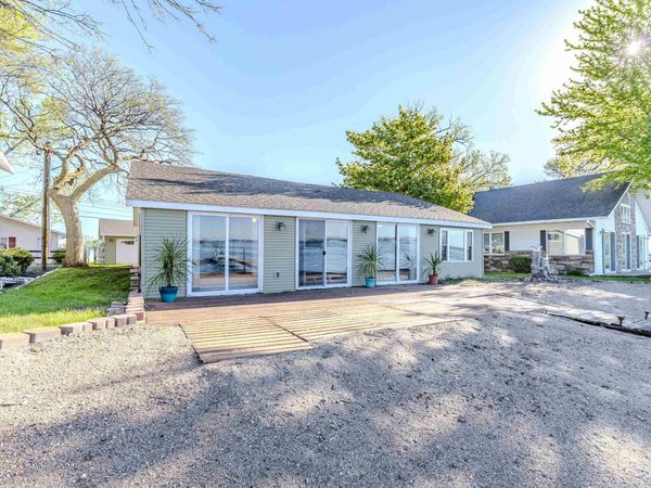 25031 McClelland Ln , Spirit Lake, IA 51360