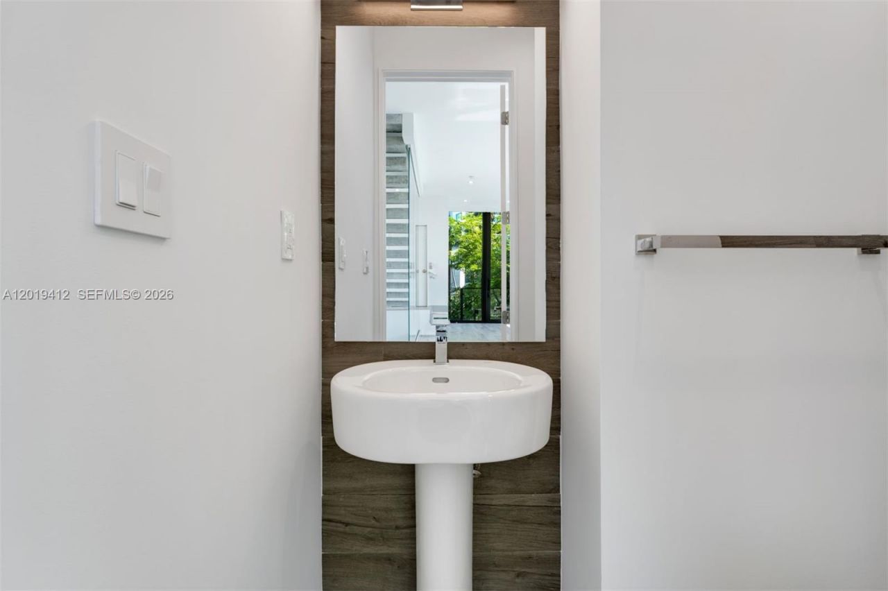 1525 Bay Rd , Unit 1525, Miami Beach, FL 33139 Photo