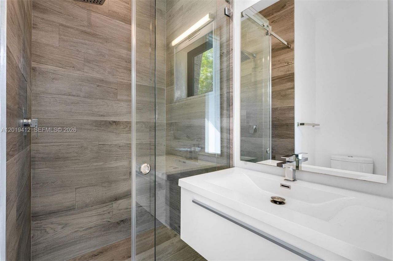 1525 Bay Rd , Unit 1525, Miami Beach, FL 33139 Photo