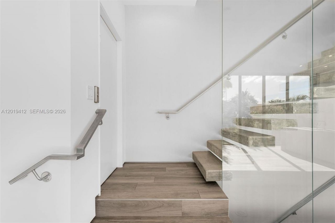 1525 Bay Rd , Unit 1525, Miami Beach, FL 33139 Photo