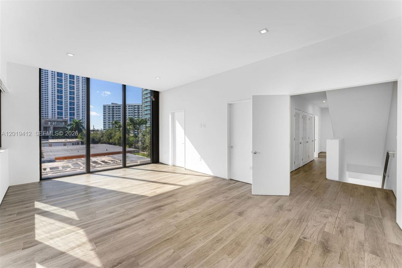 1525 Bay Rd , Unit 1525, Miami Beach, FL 33139 Photo
