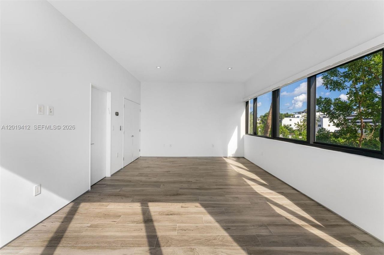 1525 Bay Rd , Unit 1525, Miami Beach, FL 33139 Photo