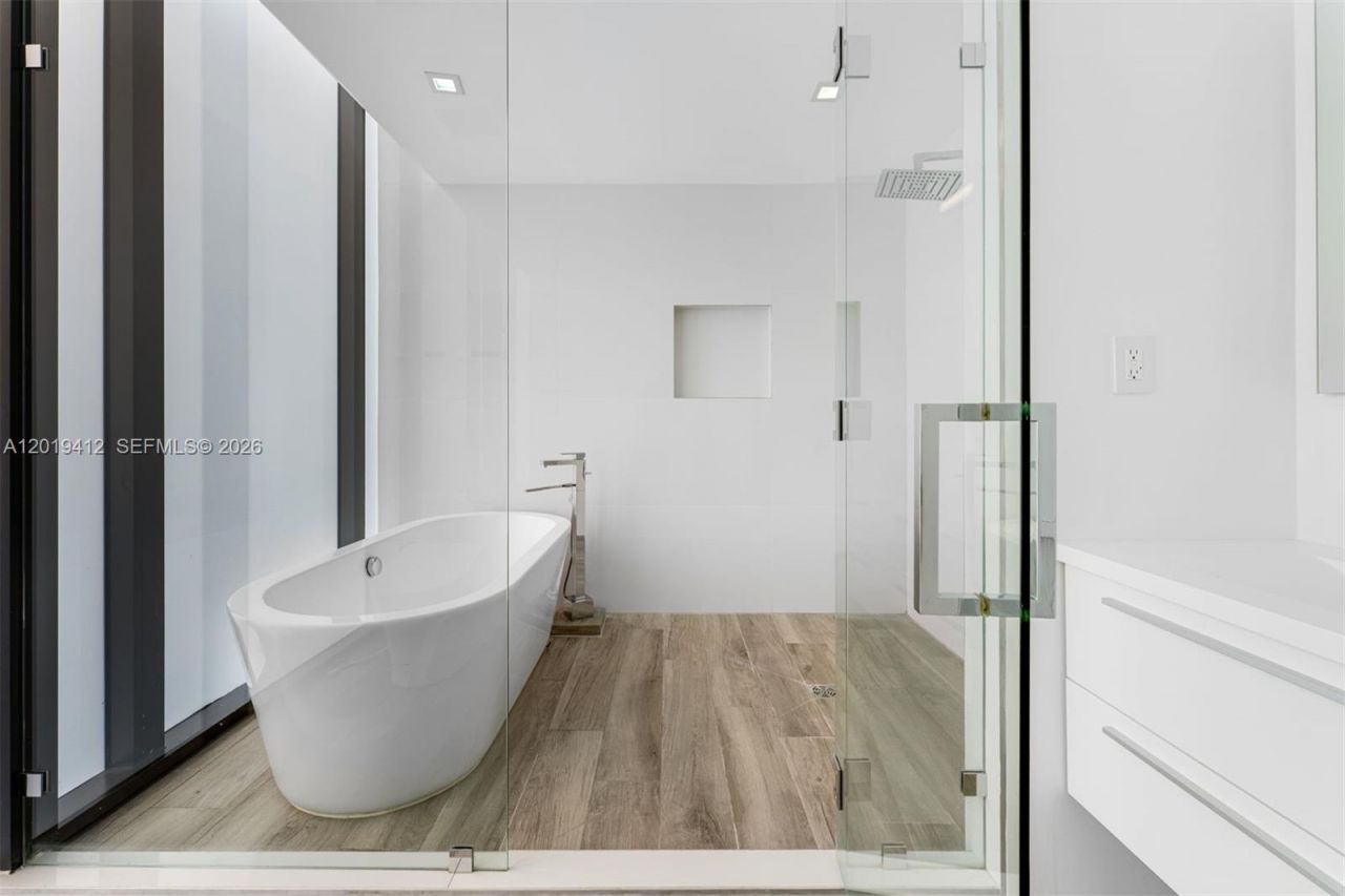 1525 Bay Rd , Unit 1525, Miami Beach, FL 33139 Photo