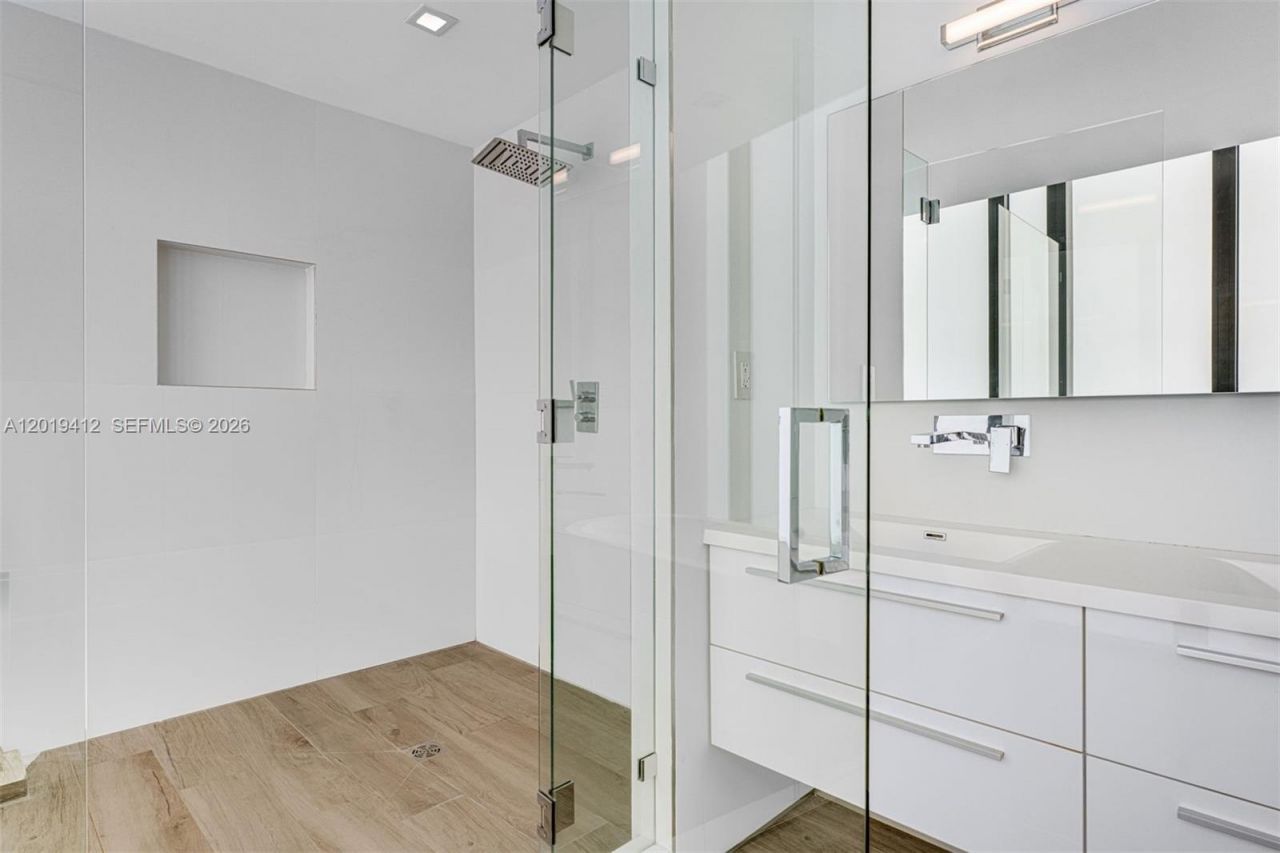 1525 Bay Rd , Unit 1525, Miami Beach, FL 33139 Photo