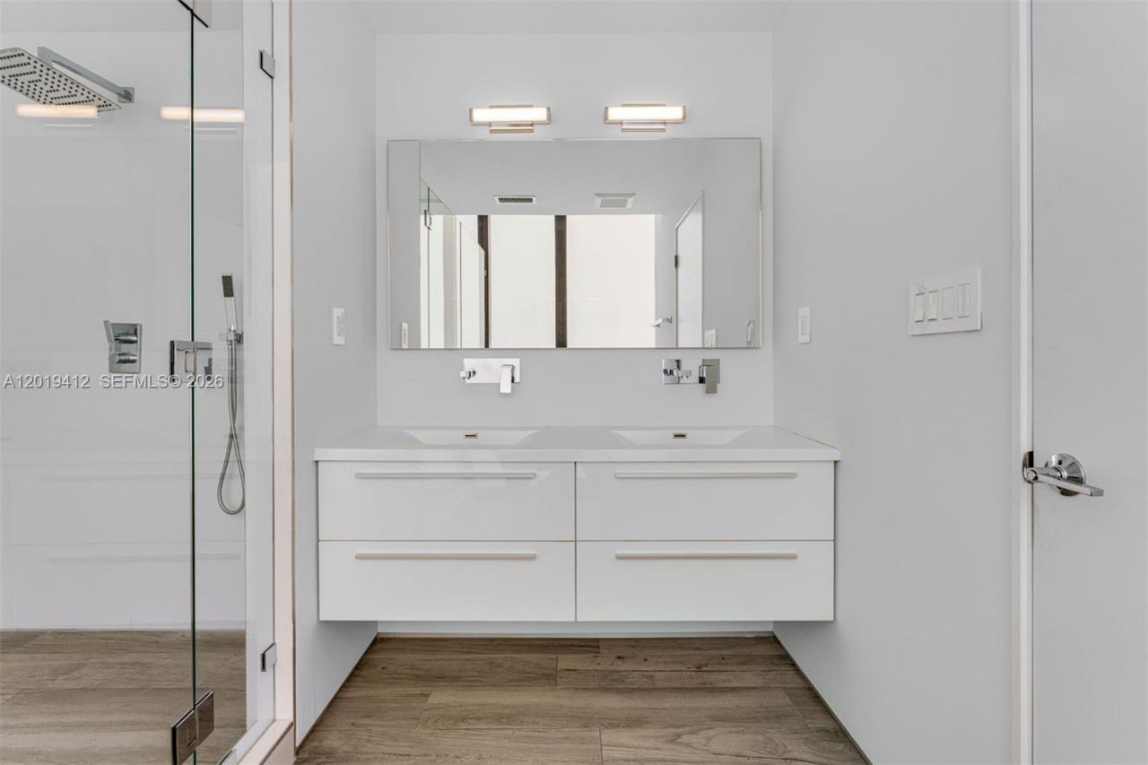 1525 Bay Rd , Unit 1525, Miami Beach, FL 33139 Photo