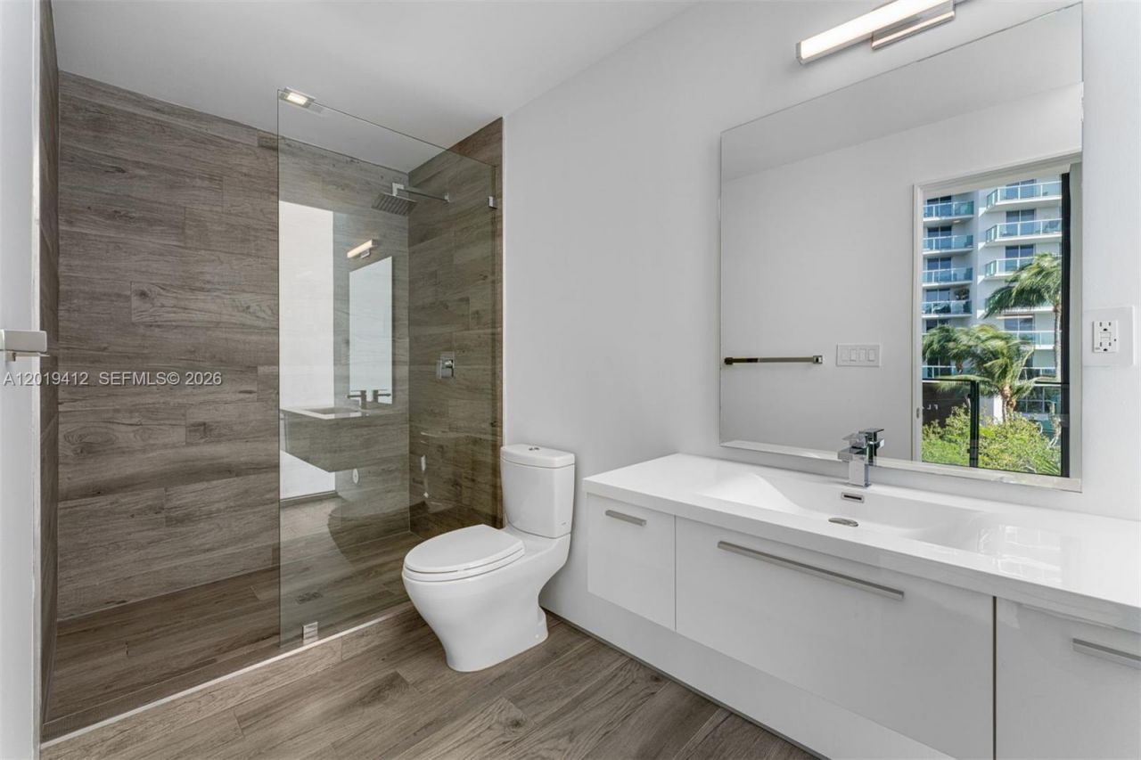 1525 Bay Rd , Unit 1525, Miami Beach, FL 33139 Photo