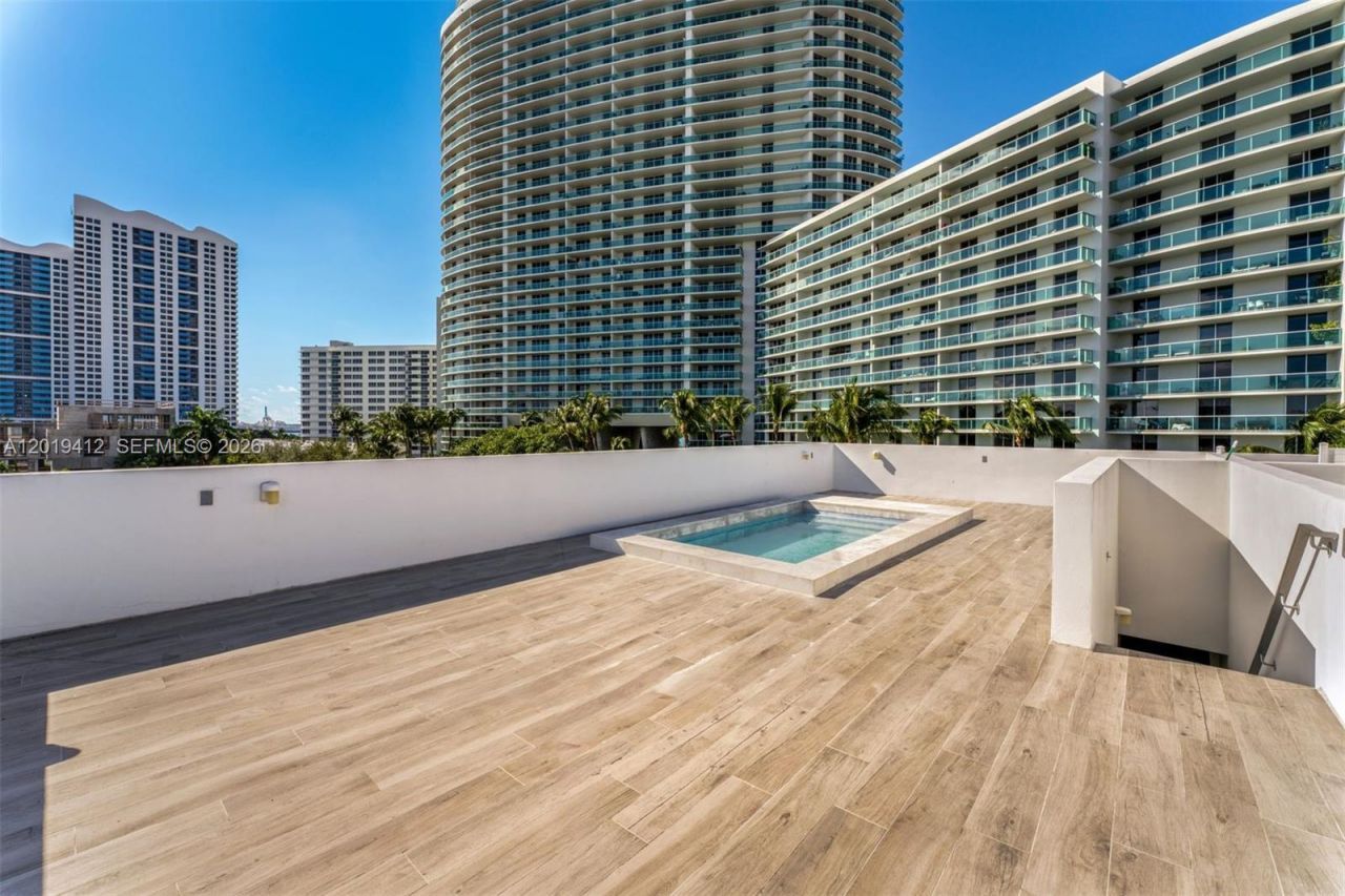 1525 Bay Rd , Unit 1525, Miami Beach, FL 33139 Photo