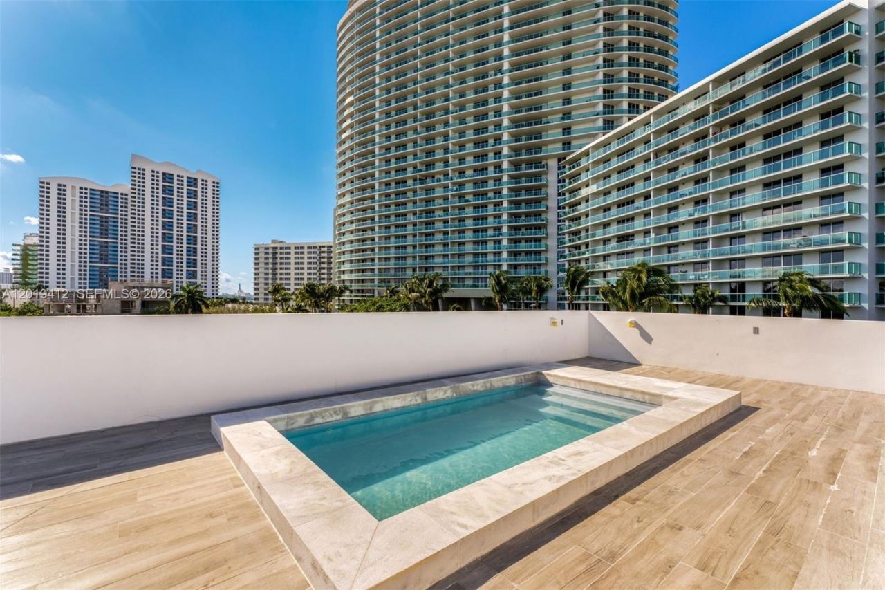 1525 Bay Rd , Unit 1525, Miami Beach, FL 33139 Photo