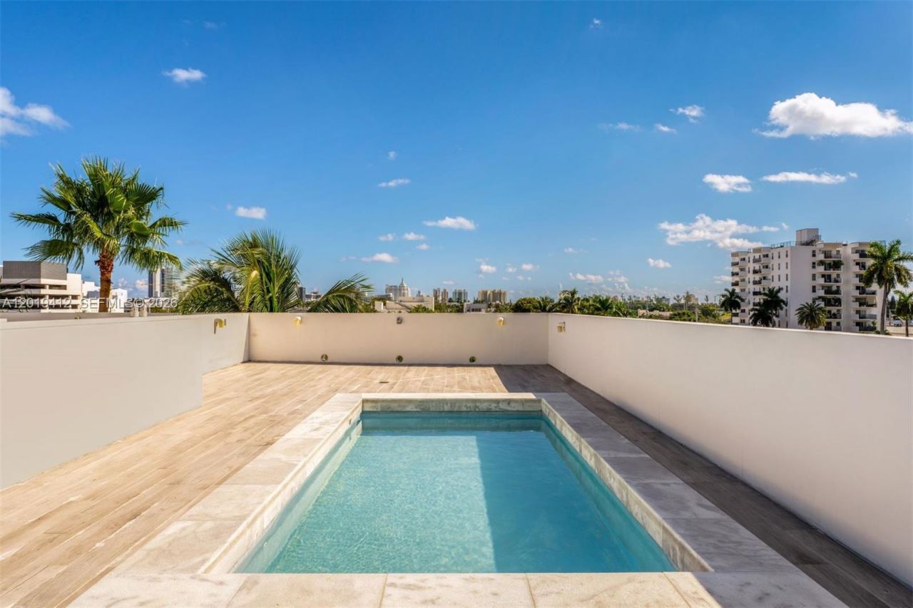 1525 Bay Rd , Unit 1525, Miami Beach, FL 33139 Photo
