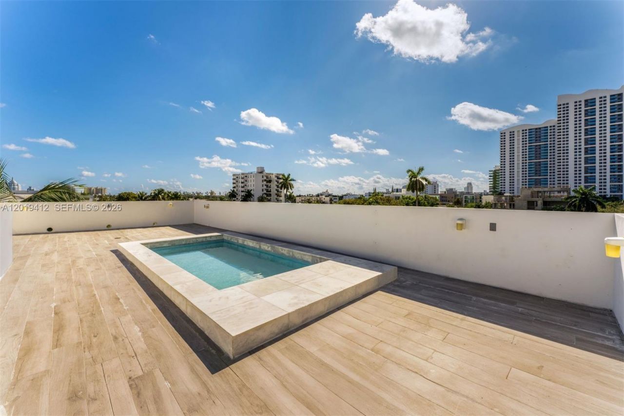 1525 Bay Rd , Unit 1525, Miami Beach, FL 33139 Photo