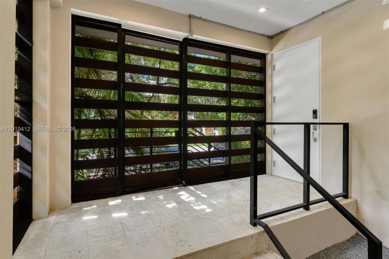 1525 Bay Rd , Unit 1525, Miami Beach, FL 33139 Photo