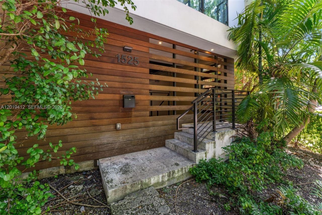 1525 Bay Rd , Unit 1525, Miami Beach, FL 33139 Photo