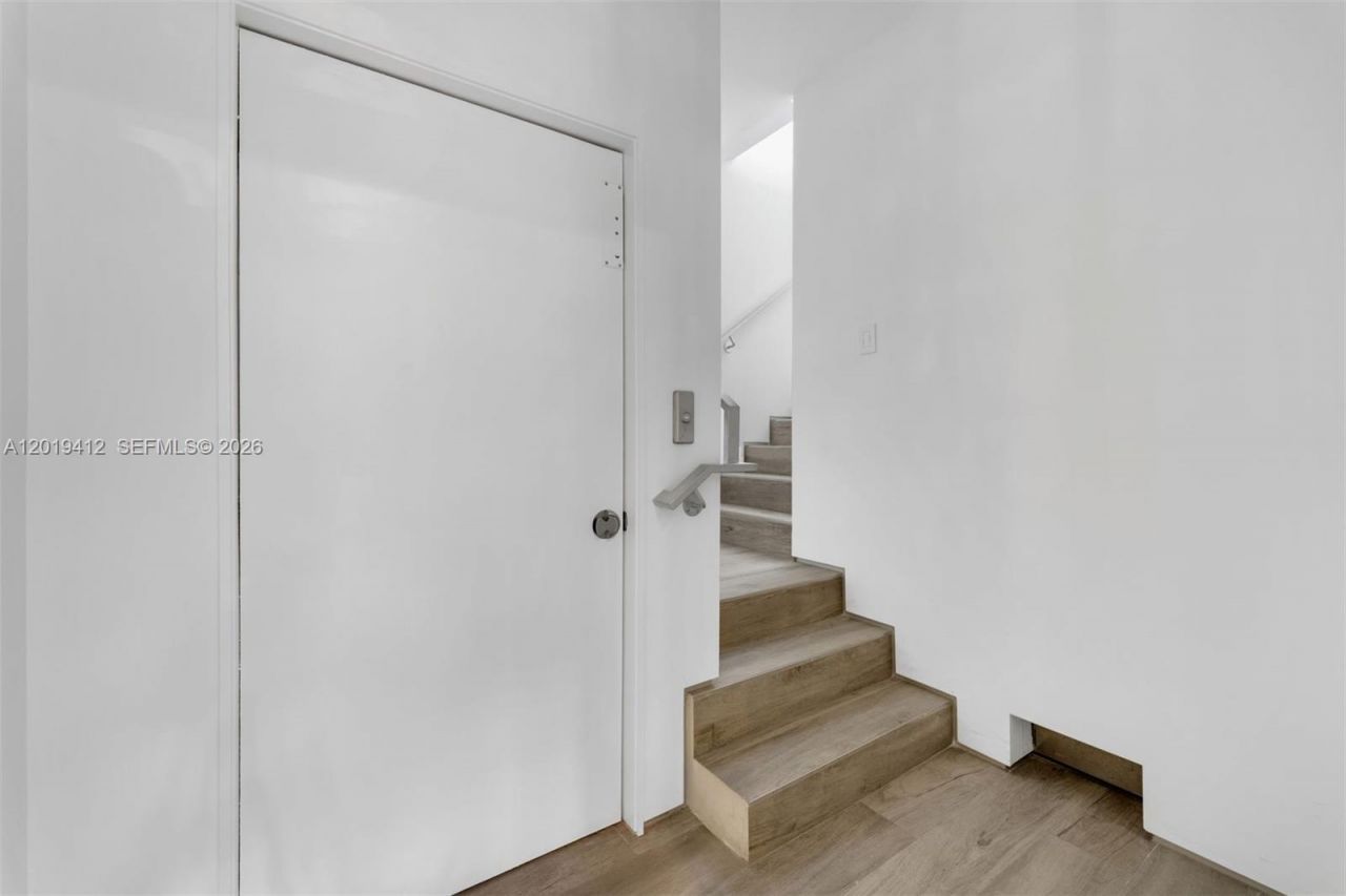 1525 Bay Rd , Unit 1525, Miami Beach, FL 33139 Photo