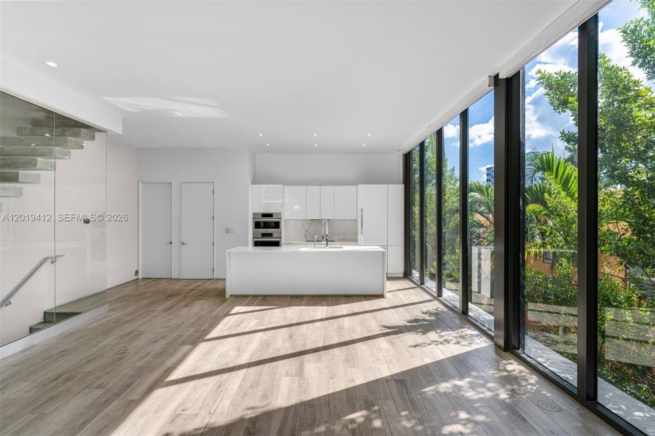 1525 Bay Rd , Unit 1525, Miami Beach, FL 33139 Photo