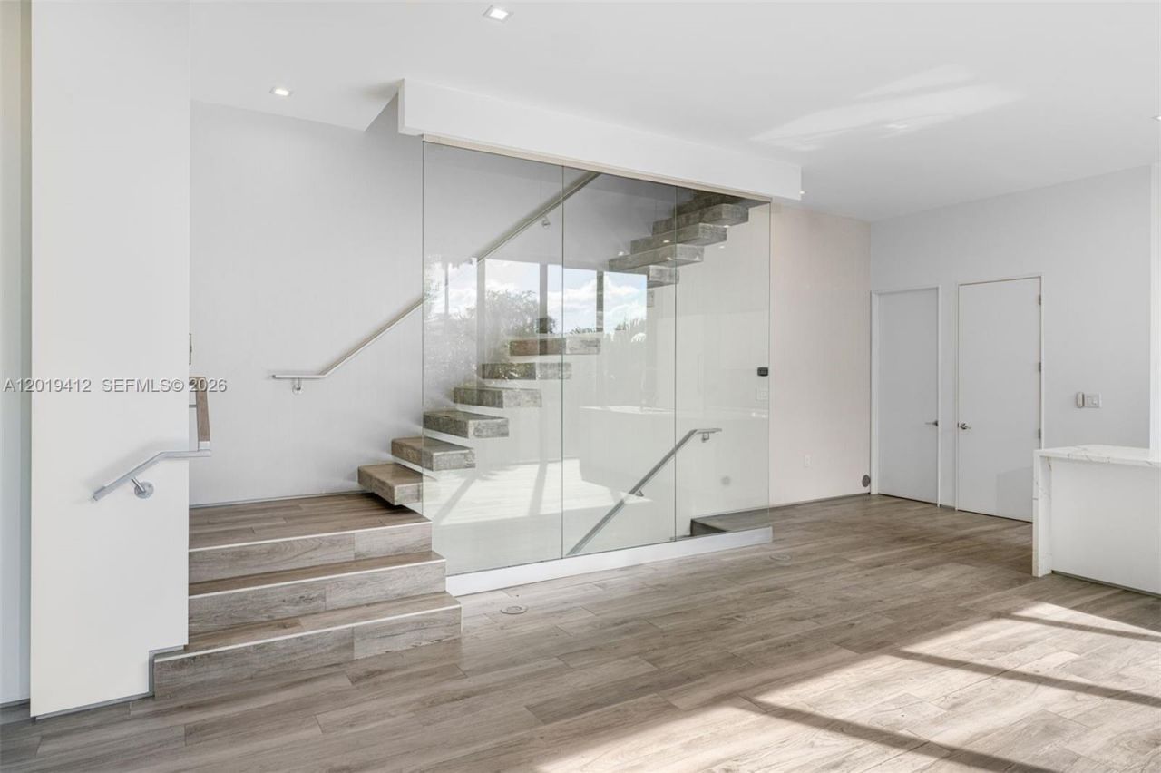 1525 Bay Rd , Unit 1525, Miami Beach, FL 33139 Photo